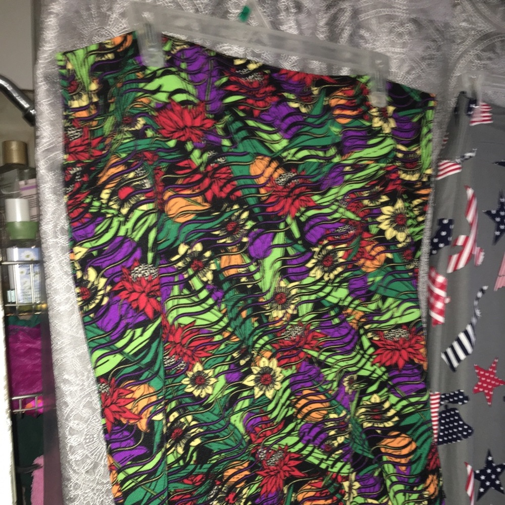 LuLaRoe Cassie skirt size 2XL in beautiful bright colors!